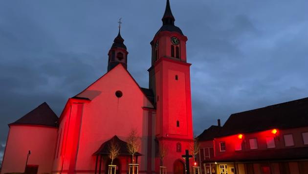 Kirche Urmitz Rot beleuchtet