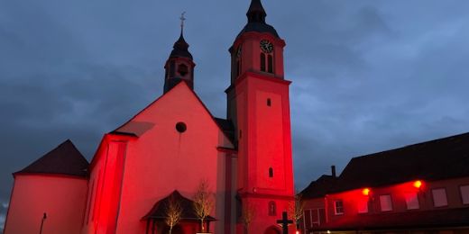 Kirche Urmitz Rot beleuchtet