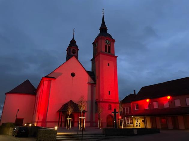 Kirche Urmitz Rot beleuchtet